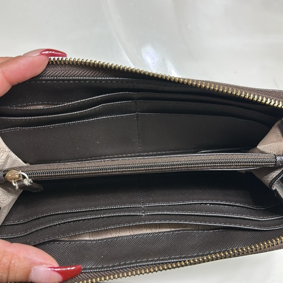 Michael Kors signature canvas wallet - Picture 3 of 3